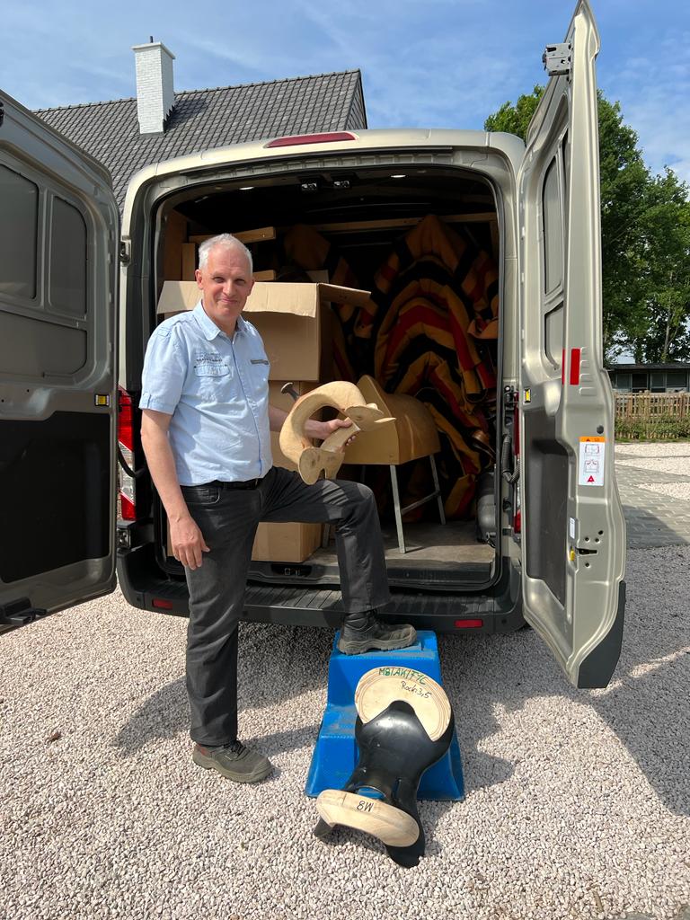 Zadelpasser Met Zadelbomen Achter bestelwagen