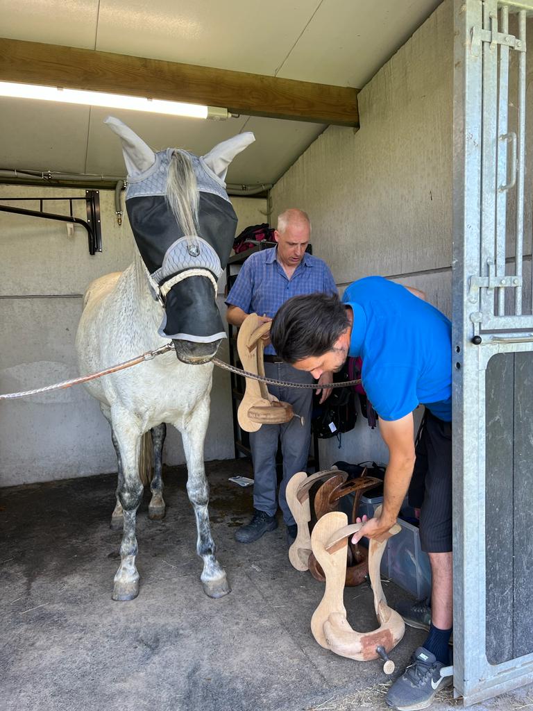 Onze zadelpasser past Houten Boompasvormen voor westernzadel