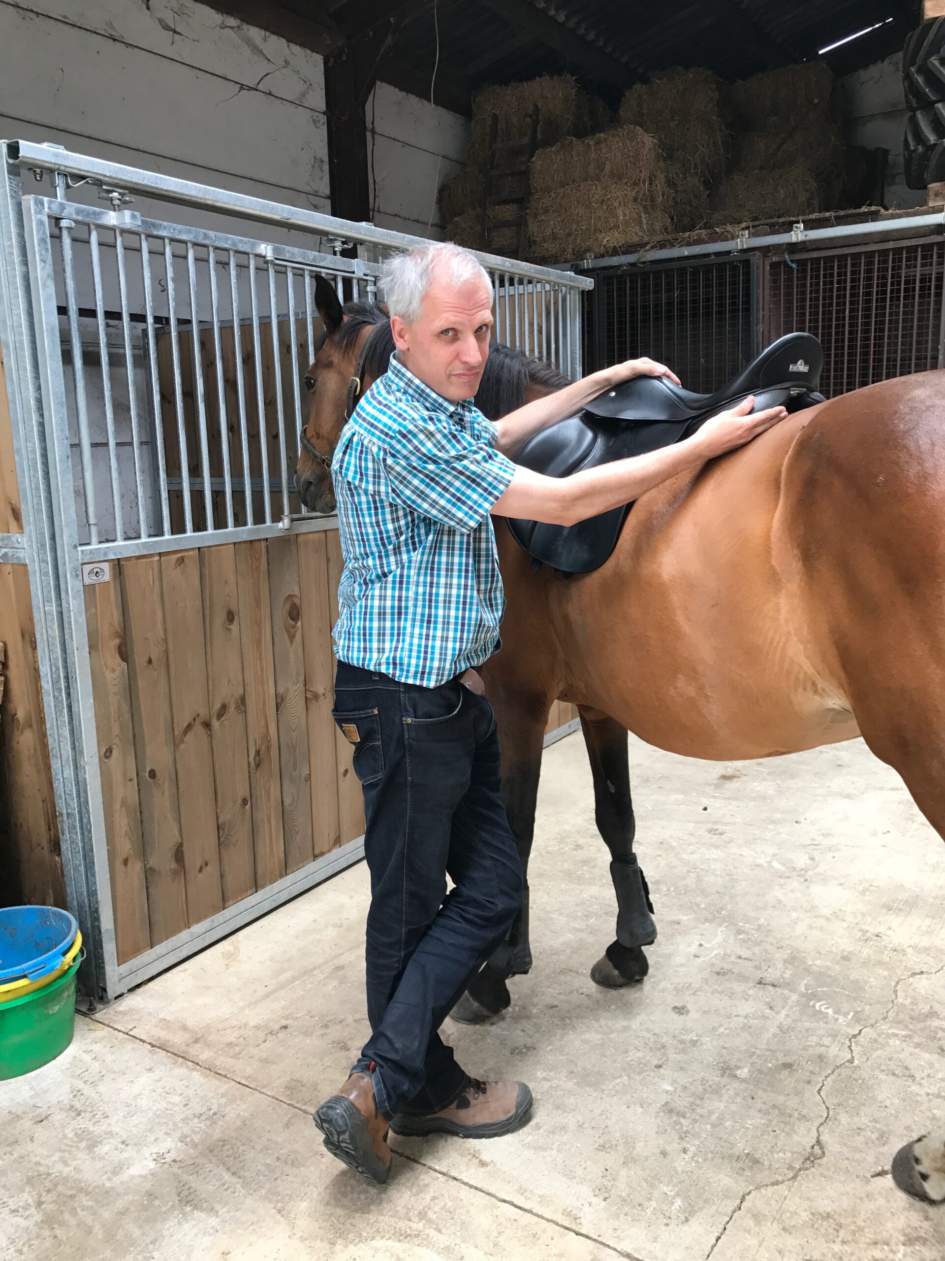 Zadelpasser Jean-Paul met Klassiek Zadel Op Paard